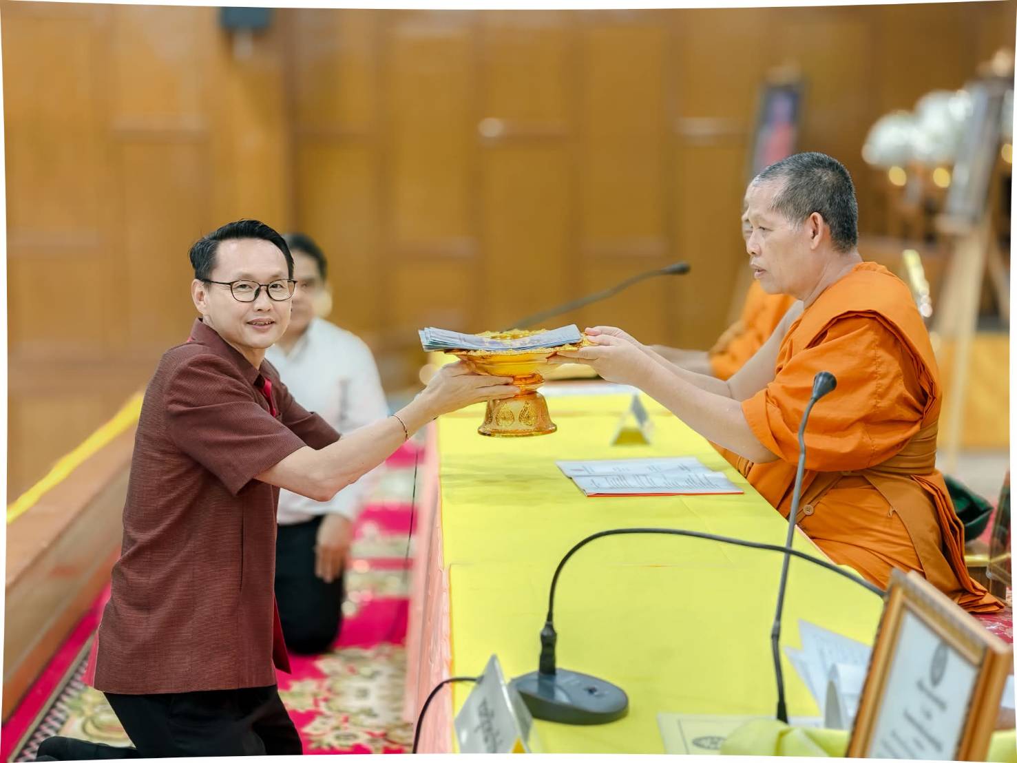 title - วันเสาร์ที่ 25 กรกฎาคม 2569 นายประเสริฐ กาญจนเกียรติกุล ปฏิรูปที่ดินจังหวัดบุรีรัมย์ พร้อมด้วยเจ้าหน้าที่ ส.ป.ก.บุรีรัมย์ มอบหนังสืออนุญาตให้ใช้ที่ดินเพื่อกิจการสาธารณูปโภค กรณีสำนักงานพระพุทธศาสนาแห่งชาติขอใช้ที่ดินเพื่อสร้างวัดจำนวน 7 วัด ในการประชุมคณะสงฆ์จังหวัดบุรีรัมย์ สมัยสามัญ ครั้งที่ 5 ปี 2569 ณ วัดกลาง พระอารามหลวง อำเภอเมืองบุรีรัมย์ จังหวัดบุรีรัมย์